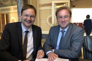 Das Bild zeigt MdL Wolfgang Fackler (rechts) im Gespräch mit Bayerns Verkehrsminister Dr. Hans Reichhart.