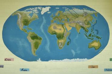 Das von den Schülern gemachte Wandrelief.