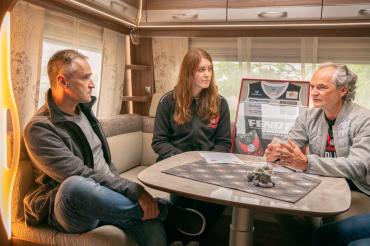 Die Vertragsunterschrift fand symbolträchtig beim langjährigen Sponsor Fendt Caravan in einem schicken Wohnwagen statt nach dem Motto: wir machen uns gemeinsam auf die Reise. Fendt-Marketing-Chef Thomas Kamm, Luisa Geiselsöder, Sportvorstand Kurt Wittmann und Vorstand Sponsoring Peter Struck.