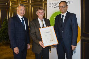 (v.l.n.r.): Uwe Sommer, Prokurist schwaben netz, Gerhard Martin, erster Bürgermeister in Rain, und Helmut Kaumeier, Leiter Kommunalkunden erdgas schwaben.