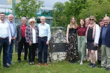 Der Neffe von Hans Leipelt und dessen Familie beim Besuch der Hans-Leipelt-Schule in Donauwörth.