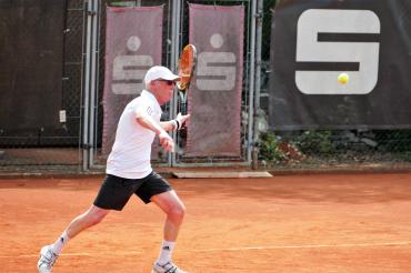 Den Ball voll im Fokus. Trotzdem konnte Karl Fleischmann sein Einzel nicht gewinnen.