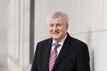 Das Bild zeigt ein Portrait des Bundesinnenministers Horst Seehofer