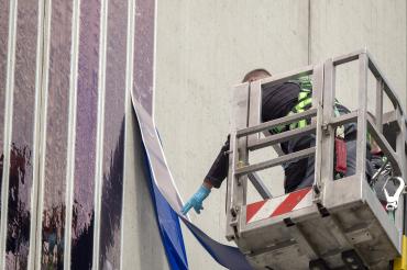 Die Solarfolie ist sehr dünn und biegsam und wird einfach auf die Fassade geklebt.