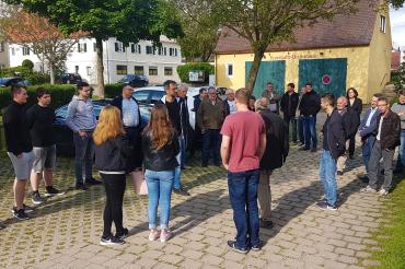 CSU-OB-Kandidat Steffen Höhn (Mitte) vor dem alten Schulhaus Pfäfflingen im Gespräch mit der Landjugend und Vertretern verschiedener Pfäfflinger Vereine.