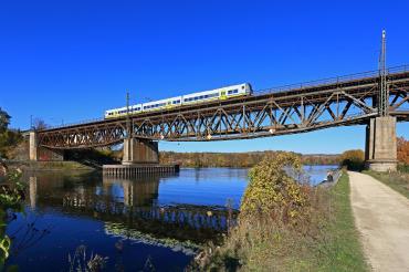 Agilis-Zug überquert die Sinzinger Donautalbrücke