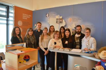 Das Bild zeigt (v.l.n.r.): Regina Kalteiß, Nadine Greß, Matthias Omasreiter, Nicole Sporer, Theresa Kuchenbaur, Karin Lüdtke-Engel, Natascha Friedl, Alina Zöbelin und Doris Grau.