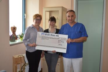 Das Bild zeigt (von links nach rechts): Monika Stelzle, Caroline Stelzle und Chefarzt Dr. Thomas Handschuh bei der Spendenübergabe auf der Palliativstation.