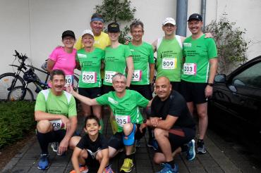 Auf dem Foto im Regen kurz vor dem Start vorne von links Klaus Wurscher, Elia Guiseppe Pacini, Hans Niederhuber und Francesco Pacini; dahinter von links Andrea Grimmeisen, Anneliese Zinke, Horst Leberzammer, Christina Satzenhofer, Bernhard Satzenhofer, Michael Dambacher und Stefan Kirchner.