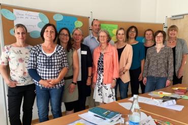 Die Mitarbeiter/innen des Runden Tisches für Alleinerziehende im Pfarrheim Zu Unserer Lieben Frau in Donauwörth, vierte von links die Seelsorgerin für Alleinerziehende im Bistums Augsburg Anne Kohler-Hoffmann, die zusammen mit Hedwig Leib von der Seelsorgeamt Außenstelle Donauwörth zum 3. Treffen eingeladen hatte.