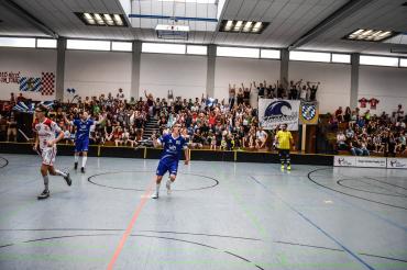 Das Bild zeigt Topscorer Quentin Roger (Nr. 79) und All-Star-Team Stürmer Michael Bachmann (Nr. 86) von Donau Floorball im Finale gegen die Red Hocks aus Kaufering.