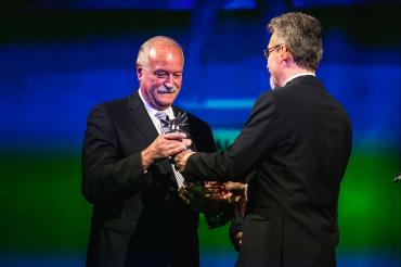 Das Bild zeigt Oberbürgermeister Hermann Faul und Primator Miroslav Žbánek bei der Preisverleihung im Mährischen Theater in Olomouc. 