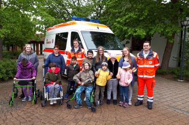 Kinder und Betreuerinnen der Grundschulstufe, Rettungsdienst links René Brandt rechts Marco Paul