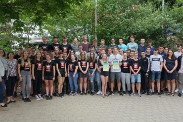 Zur Gewinnübergabe mit den Schülerinnen und Schülern waren die Konrektorin Frau Waschner-Probst (links im Bild), die Lehrkräfte Frau Mutzel (zweite von rechts), Frau Bertl (zweite von links) und Herr Graßl, Präventionsfachkraft vom Landratsamt Donau-Ries (ganz rechts) vor Ort.