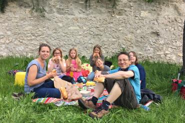 Das Bild zeigt die Blühwiese im Jugendgarten am Löpsinger Tor in Nördlingen.