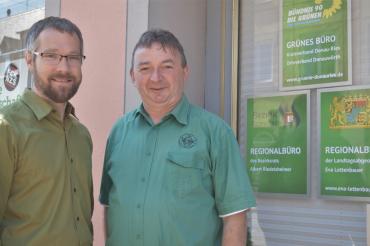 Das Bild zeigt Thomas Krepkowski und Albert Riedelsheimer vor dem Grünen Büro in Donauwörth. 