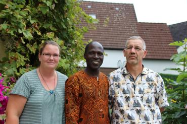 Das Bild zeigt die Experiment-Gastfamilie mit ihrem Gast Timothe aus Mali.