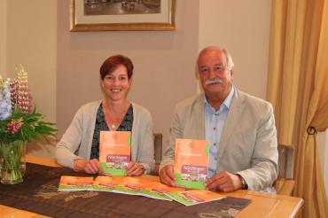 Oberbürgermeister Hermann Faul und Organisatorin Simone Leidel präsentieren das abwechslungsreiche Ferienprogramm.