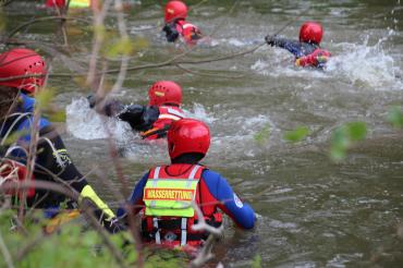 An drei Wochenenden wurden die Einsatzkräfte aus den Wasserwacht Ortsgruppen Bäumenheim, Donauwörth, Rain und Wemding in den Bereichen Sanitätswesen und Wasserrettung noch intensiver für die Einsatzbewältigung ausgebildet. 