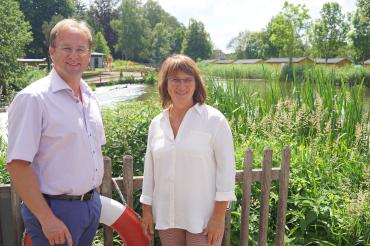 Das Foto zeigt MdL Wolfgang Fackler mit Oettingens Bürgermeisterin Petra Wagner im Wörnitzbad. 