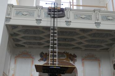 Zur Beförderung der empfindlichen Fracht griffen die Experten der Firma Schwertberger auf eine clevere Transportlösung zurück: Zum Einsatz kam ein akkubetriebener Materialaufzug des Herstellers GEDA-Dechentreiter GmbH & Co. KG aus Asbach-Bäumenheim.