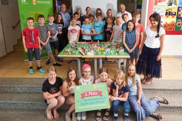 Auf dem Bild (hinten v.l.): LEW-Kommunalbetreuer Siegfried Oberfrank, Klassenleiterin Monika Hörmann, Elternbeirätin Karin Zellhuber, Klassenelternsprecherin Patricia Schmidt, Schulrektorin Petra Wirth und Oberndorfs 1. Bürgermeister Hubert Eberle mit den Schülern der 4. Klasse. 