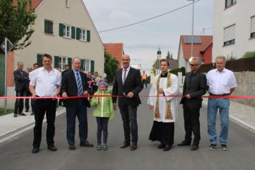 Alfons Schneider (2. Bürgermeister), Alexander Mayr (Amt für Ländliche Entwicklung), eine junge Freiwillige, Harald Müller (1. Bürgermeister), Pfarrer Jan Lazar, Stefan Greineder (Staatliches Bauamt Augsburg) und Reinhard Pfost (Ingenieurbüro Trautmann)