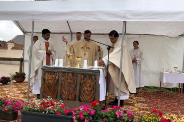 Sie feierten den Festgottesdienst zum Patrozinium des heiligen Johannes des Täufers auf dem Klosterhof in Holzen v.l.n.r.: Pfarrer Linson Thattil, Diakon Michael Ey, Pfarrer Norman D´Souza und Kaplan Sanoj Mundaplakkel. 