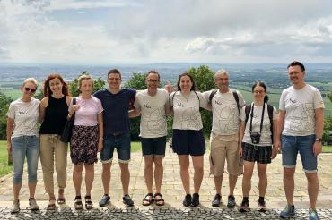 Auf dem Heiligen Berg, im Hintergrund Olomouc. Von links: Anneliese Zinke, Radmilla Klaskova, Sona Horka, David Wttner, Hubert Bestler, Miriam Bestler, Hans Niederhuber, Simone Müller und Stafan Kirchner. 