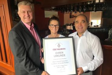 Das Fürst Wallerstein Brauhaus beglückwünscht die Inhaberfamilie Hanschek zu „30 Jahren Eichendorffstüble“ in Nördlingen. 