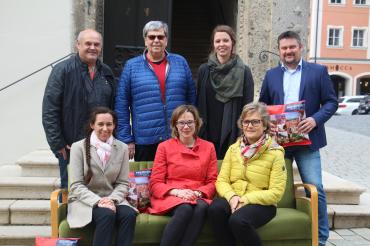 Stehend (v.l.): Stadträte Markus Hager und Erich Geike, Jugendsozialarbeiterin Jana Niederlöhner, Stadtrat Alexander Deffner, vorne: Oberrechtsrätin Nicole Schwarz sowie die Stadträtinnen Maximiliane Böckh und Sonja Kuban