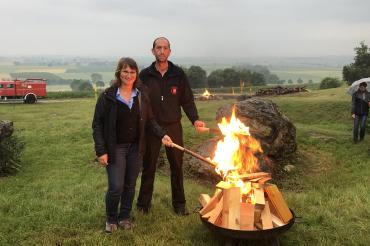 Symbolisch zündeten Bürgermeisterin Petra Wagner und Kommandant Daniel Härtle in den Feuerschalen ein kleines Sonnwendfeuer an.