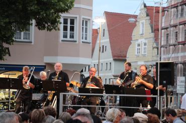 Das Bild zeigt die Stadtjazzerey in Aktion am Freitag, 26. Juli 2019, nach dem Auftritt der Stadtkapelle, die bei der Veranstaltungsreihe „Musik am Marktplatz“ bereits um 18:00 Uhr vor St. Georg musiziert.