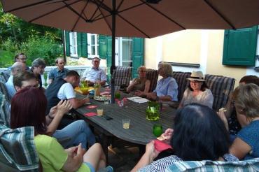 Auf der Terasse des Schorner Schlosses fand ein erstes „Brainstorming“ zum Förderprojekt „Rainer Winkel-Kulturforum“ mit den Teilnehmern statt. Ludwiga Baronin Herman (Bildmitte, weisse Bluse) zeigte sich sehr erfreut über den Besuch und sagte Ihre Unterstützung beim Aufbau des Forums zu!   