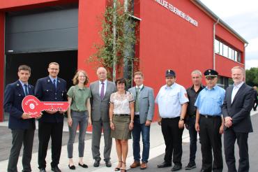 Bei der offiziellen Schlüsselübergabe: Christian Heinle, Alexander Wunder (beide FFW Löpsingen), MdL Eva Lettenbauer (Bündnis 90/Die Grünen), Oberbürgermeister Hermann Faul, Ortssprecherin Gudrun Gebert-Löfflad, Landrat Stefan Rößle, Stadtbrandinspektor Marco Kurz, Architekt Jürgen Eichelmann, Kreisbrandrat Rudolf Mieling und MdL Ulrich Singer (AfD). 