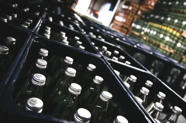 Lieber mit Glasflaschen für die Umwelt klappern – meint die Gewerkschaft NGG.