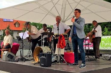 Anmoderiert von David Wittner (2. v.r.) erntete die Band Nordilo viel Applaus für ihren engagierten Auftritt auf der Landesgartenschau in Wassertrüdingen.