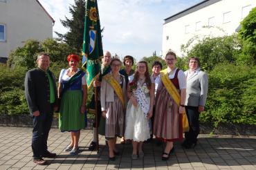 Das Foto zeigt von links: Ernst Rosenwirth, Vorsitzender des Obst- und Gartenbauvereins Wemding, Lydia Strohhofer, Fahnenbegleiterin, Christian Frank, Fahnenträger, Bayerische Honigkönigin Katharina Eder, Martina Rosenwirth, Fahnenbegleiterin, Schwäbische Rosenkönigin Karina Strehle, Karola Schwab, Vorsitzende des Kreisverbands für Gartenbau und Landschaftspflege Donau-Ries, Bayerische Honigprinzessin Doris Grünbauer und Josefine Mayer, Kreisvorsitzende der Imker im Landkreis Donau-Ries.