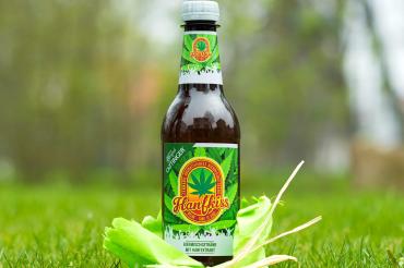 Das Biermischgetränk enthält ausgesuchte Grüntee-, Hanf- und Kräuter-Extrakte auf Bio-Basis, 2,5 Prozent Alkohol und einen THC-Gehalt von maximal 0,2 Prozent, womit es den gesetzlichen Grenzwert nicht überschreitet.