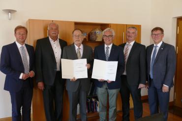 Am vergangenen Mittwochvormittag wurden Ernst Schieck aus Nördlingen und Walter Ernst aus Erlingshofen für ihre ehrenamtliche Arbeit mit dem Ehrenzeichen für Verdienste ausgezeichnet. Auf dem Bild zu sehen (von links): MdL Wolfgang Fackler, Oberbürgermeister Hermann Faul, Ernst Schieck, Walter Ernst, Bürgermeister Karl Malz und Landrat Stefan Rößle. 