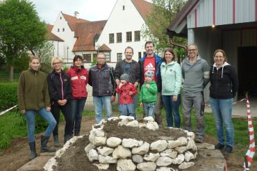 Das Bild zeigt E. Kimmerle, G. Keilhack, S. H.-Böhm, Hr. Schmidt, Hr. Brinz mit Vitus, Hr. u. Fr. Menzel mit Robin, B. Zucker und B. Kaltenegger beim Bau der Kräuterschnecke.