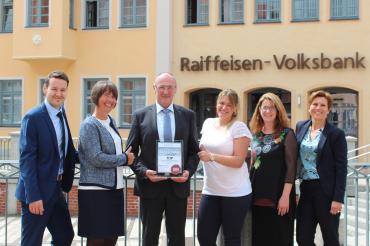 Finanzierungsberater der Raiffeisen-Volksbank Donauwörth eG von links: Jochen Mittring, Kristina Hoffmann, Michael Nothofer, Nicole Schaller, Sonja Zub, Angelika van Noord
