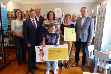 Das Bild zeigt v.l.n.r. Ulrike Hitzler, 1. Bürgermeister Günther Pfefferer, Josef Meßmer, Karin Roßkopf, Linda Hitzler, Büchereileitung Mariele Lettenbauer, Edwin Reng sowie Stephan Leibl vom Bayernwerk bei der Übergabe des Lesezeichen-Preises