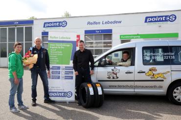 Das Bild zeigt von links: Paulina Wach (Tierheim Hamlar), Karlheinz Scheller (Filialleiter Reifen Lebedew Wemding), Thomas Häußler (Continental) und Siegfried Theurer (Vorstandschaft Tierheim Hamlar)
