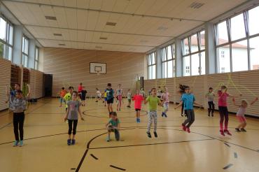 Die Schüler der Mangold-Grundschule beim Trainieren mit dem Sprungseil.