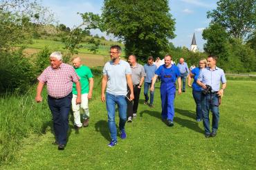 Auf dem Bild (v.l.n.r.): Ortsprecher Heinrich Burger, Jagdvorstand Guido Hubel, OB-Kandidat Steffen Höhn, Karl Scherlin, Günter Deffner vom Förderverein, Herr und Frau Benninger, Stadtrat Hans Puffer.