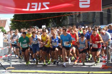Das Bild zeigt den Stadtlauf in Nördlingen.