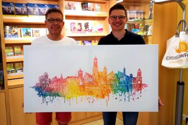 Das Bild zeigt Wolfgang Balzer bei der Übergabe seines Bildes an David Wittner in der Tourist-Information.