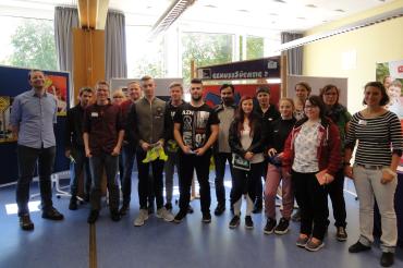 Die teilnehmenden Schüler an dem Suchtparcours in der Staatlichen Berufsschule Nördlingen.