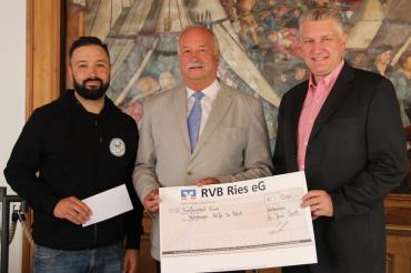 Das Bild zeigt (v.l.): Marcel Kraft, Fladenpiraten, Oberbürgermeister Hermann Faul, Michael Metz, Geschäftsführer Fürstliche Brauerei Wallerstein